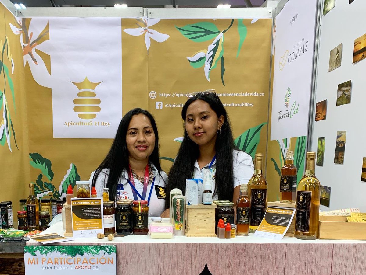 FCompaz's tweet photo. En alianza con @TierraCol estamos acompañando la participación de Agroinpa, Apicultura El Rey y Asapiv en #Agroexpo2021. Estos son emprendimientos #DeManosQueHacenPaz que iniciaron su proceso de fortalecimiento a través de nuestro programa Puentes para la Reconciliación 🙌🏽 https://t.co/eHmecVbxOq