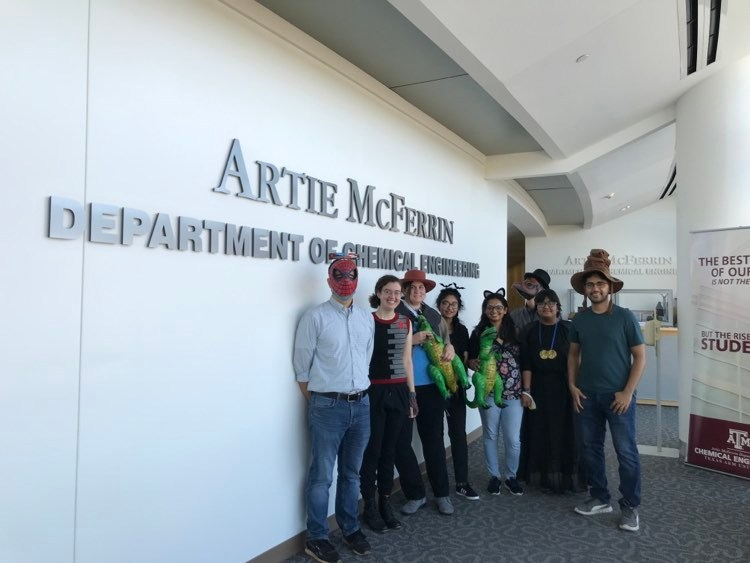 reeveslab's tweet photo. @geneseesci The whole lab group! One of the pets is a prop in a "Cowboys vs. Dinosaurs" themed costume! https://t.co/OEtfXemeSJ