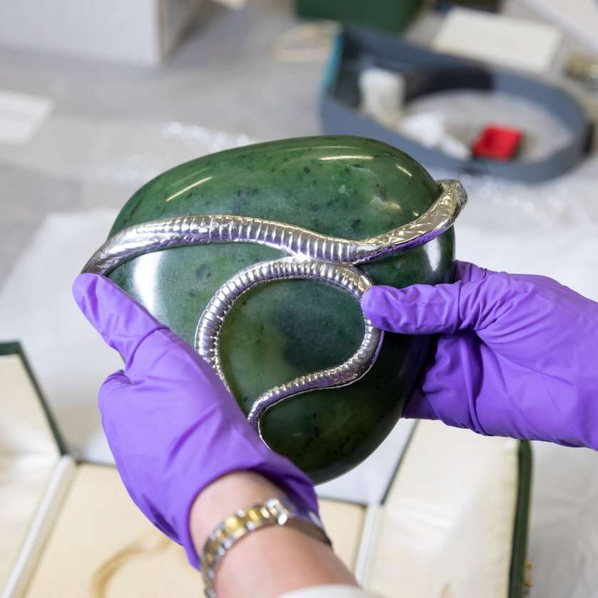 Fabergé's greatest treasures are getting ready to go on display for our upcoming exhibition! 🐍 

We think this green nephrite snake tray would most likely be found on the desk of a Bond villain or a Slytherin fan...

Book now: fal.cn/3jmHr #FabergéInLondon