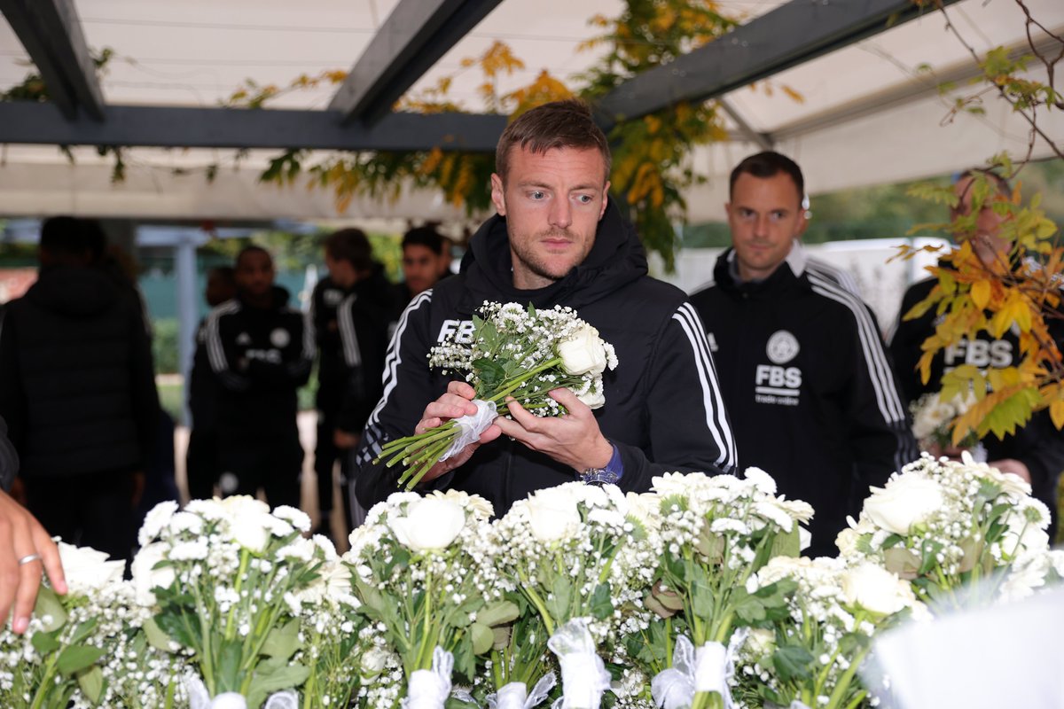 LCFC's tweet photo. On the three-year anniversary of a tragedy which broke our hearts, Leicester City players, staff and supporters have paid tribute to all those who lost their lives on 27 October, 2018. https://t.co/bV8VJhiVhn