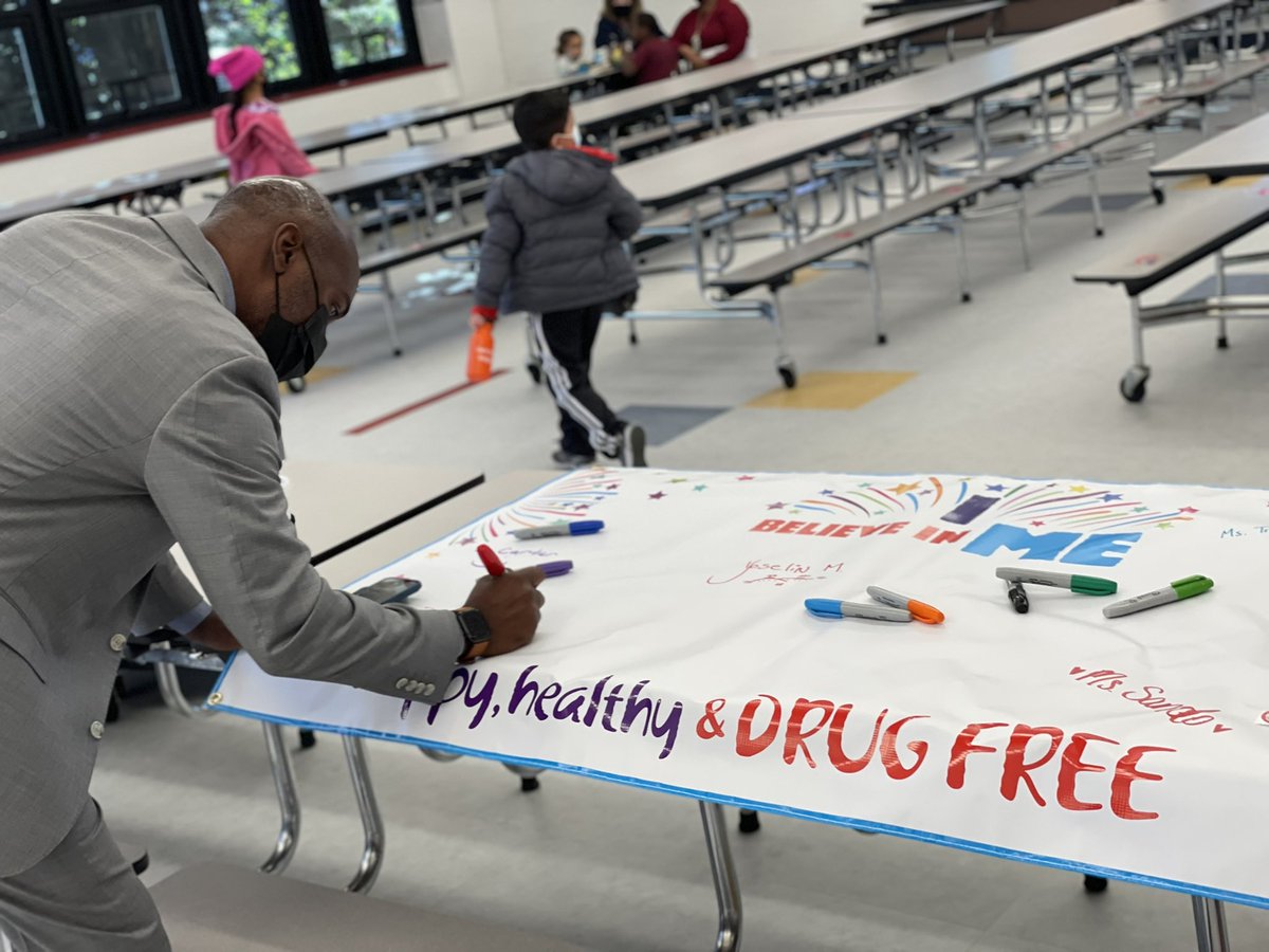 DrHutchings's tweet photo. #RedRibbonWeek @redribbonweek brings us the opportunity to educate our students about the dangers of drugs and serves as a reminder that we all play an important role in modeling positive choices about living drug-free https://t.co/hZKgUbkcUD