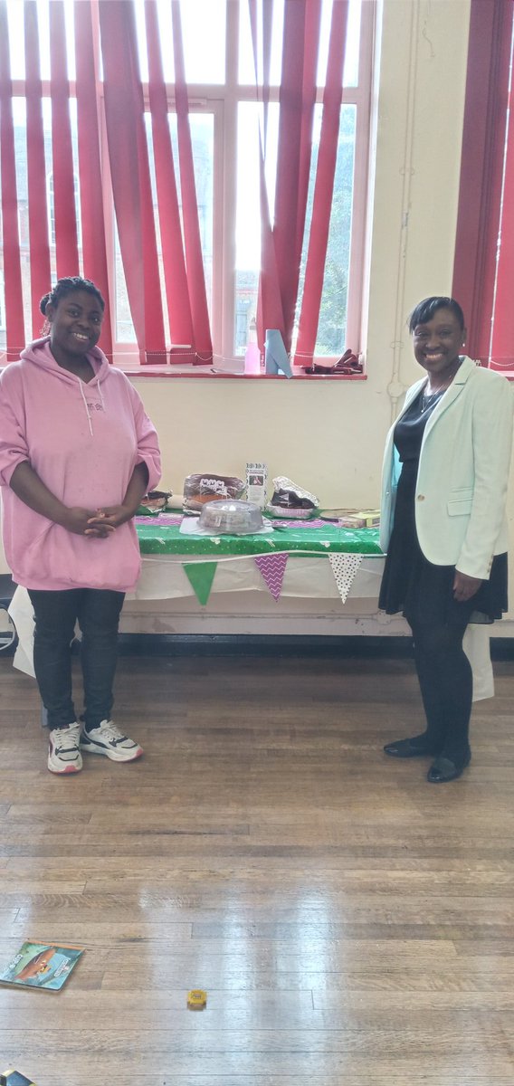 AnntoinetteBra1's tweet photo. This morning I joined Jenny in London Fields @MorlandTRA community hall for their Macmillian Cancer Research Cake &amp; Coffee morning. https://t.co/MxaHq06Mss