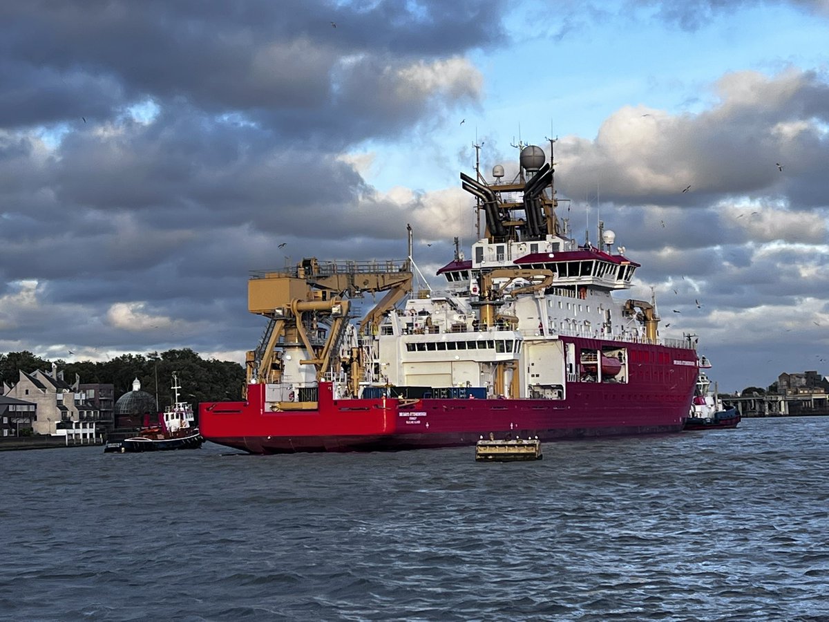 The Sir David Attenborough arriving to the Greenwich Moorings this evening. Here in central London until the 31st.