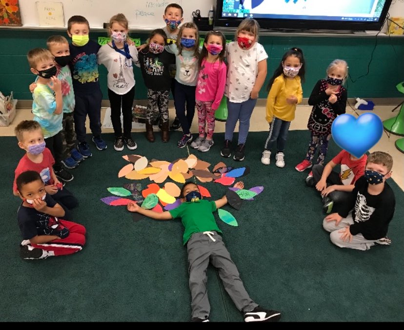 JaimeHoon's tweet photo. Northfield’s Unity Tree is gorgeous! 💚 Each child created their own leaf for the tree with Mrs. Malkus in Art. 🍃🍁🍂 https://t.co/qqA2bQ6Hjs