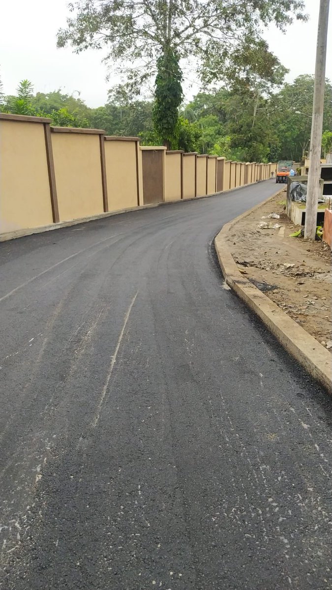 RodrigoMenaR's tweet photo. Asfaltado de calles interiores del Cementerio General, gracias Dios por ayudarnos con el tiempo, nuestros hermanos Carmenses solicitaron por años este cerramiento, lo prometimos en campaña, lo cumplimos. #AlcaldiaDelCambio #AlcaldeDeTerritorio https://t.co/3n1ZtHJAGX