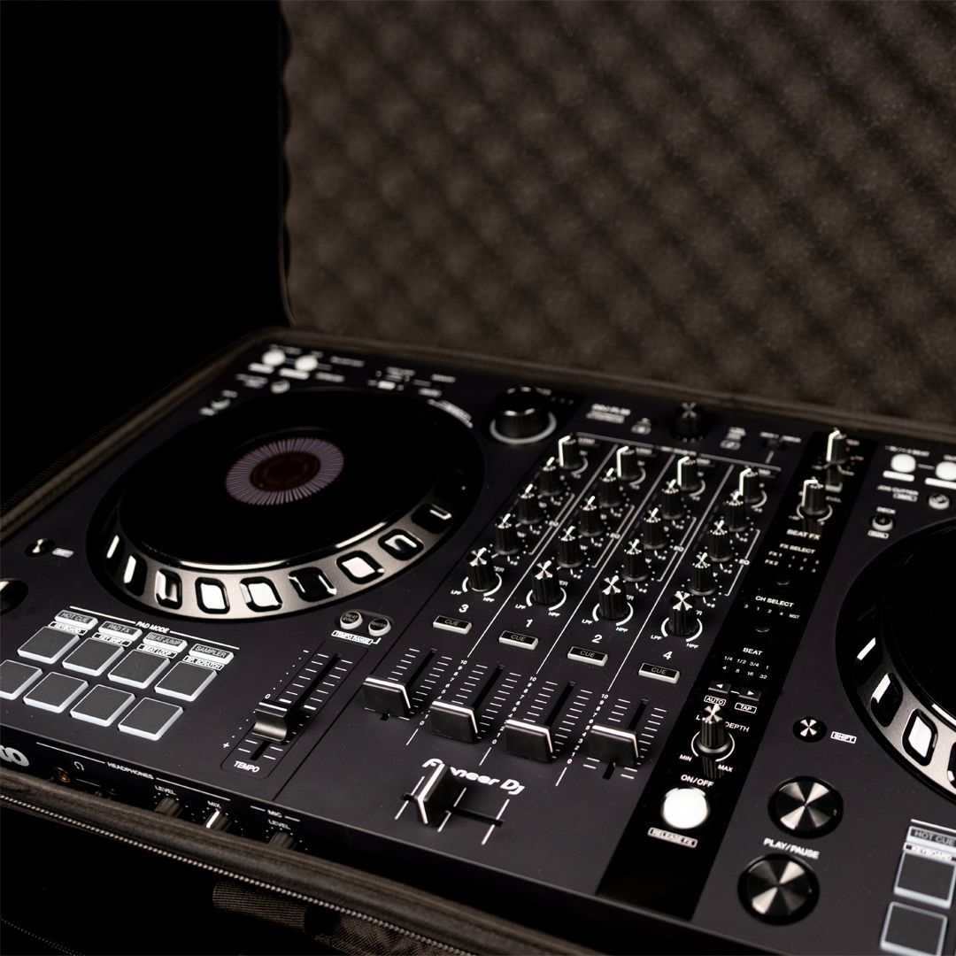 mixware's tweet photo. Up close with the newest Pro-Fit case from Headliner for the Pioneer DJ DDJ-FLX6 🔥 
#djcases #headlinerla #djcase #pioneerdj #djddjflx6 #djgear #djing #djlife #djs #mobiledj #mobilejds #djequipment #seratodj #mobiledjing #djgigs #djevents #djcontroller https://t.co/JydUt1oAzl