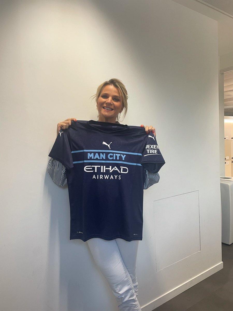 lequipedusoir's tweet photo. 🚨 [ALERTE CADEAU] 🎁 

À l’occasion du match entre @WestHam et @ManCity 

On vous fait gagner le maillot #PUMAFAM de @ManCity 

Choisissez votre chroniqueur en commentaire avec le #EDS
@PumaFrance
@pumafootball https://t.co/W8GeTNRI8w