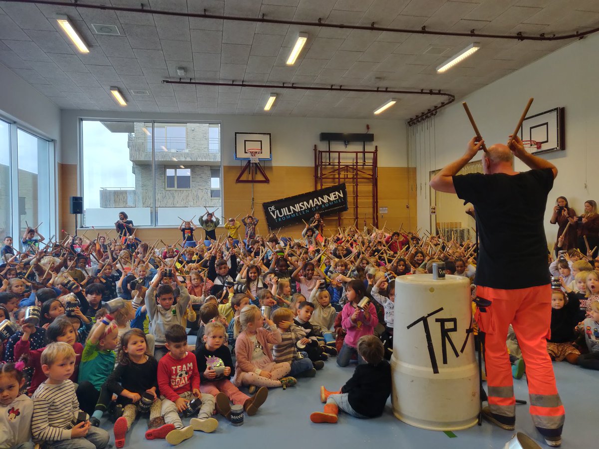 Pleinen klaar, verbouwing af en bibliotheek gereed, tijd voor een feestje! Wat een power, wat een energie, wat een plezier dankzij de #trommelendevuilnismannen