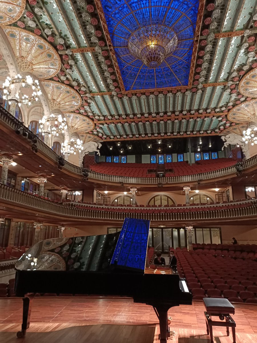 mireia_capcan's tweet photo. A punt. Preludi d'una nit històrica al @palaumusicacat

#ibercamera 
#mauriziopollini https://t.co/olEplz13NR