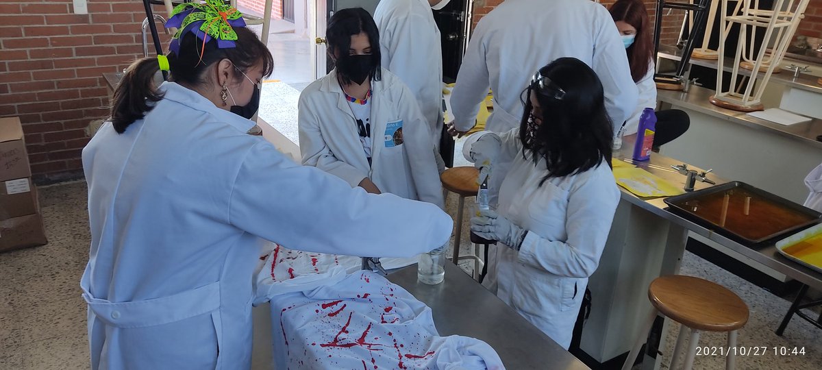 ¡Nos reunimos en torno a la ofrenda para lucir los talentos de los alumnos de <a href="/seclancaster/">Secundaria Lancaster</a> y <a href="/prepalancaster/">Prepa Lancaster</a> !

Por otra parte, ¡en química hicimos sangre falsa y papel que sangra!