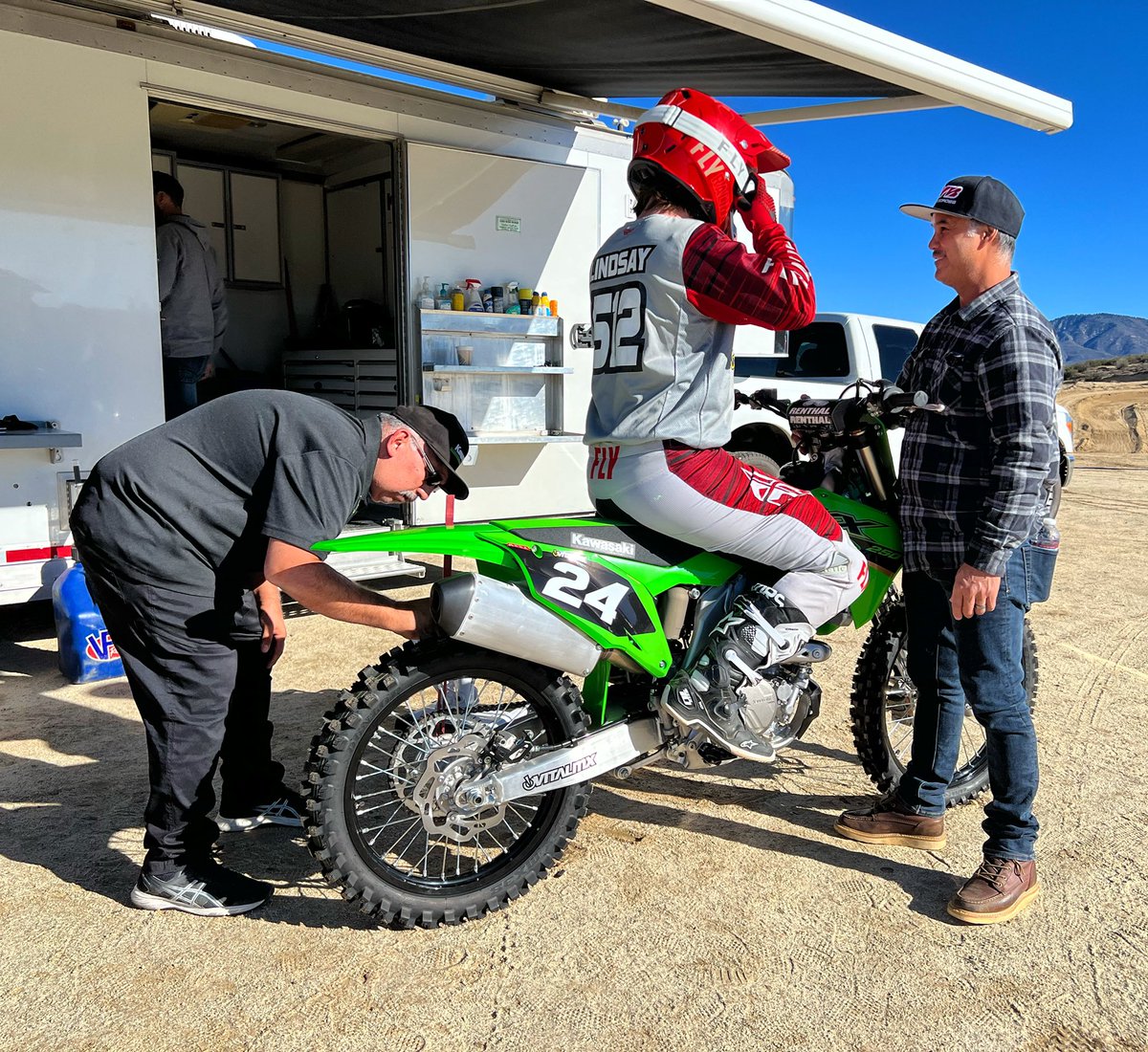 It’s a beautiful day for a shootout! 😎
We’re out at @cahuillacreekmx with <a href="/KawasakiUSA/">Kawasaki USA</a> for the <a href="/VitalMX/">Vital MX</a> 2021 250 MX shootout. 
#Kawasaki #KX250 #ShootoutSeason