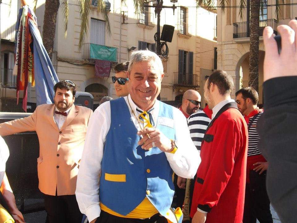 carnavalvng's tweet photo. Dia trist per la gran família de Banderers i pel carnaval. Avui ens ha deixat el Xavi l'abanderat més llunàtic. Descansa en pau https://t.co/wUNloI0YLA