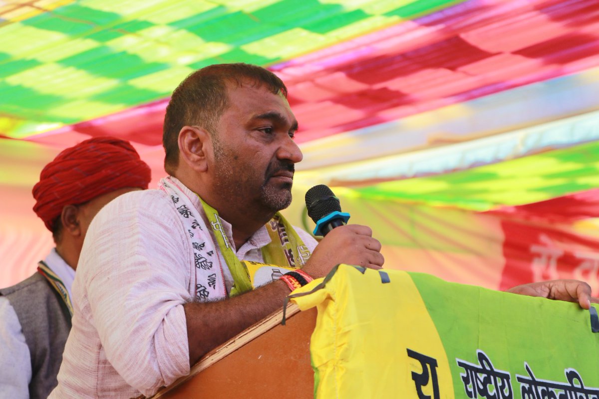 RLPINDIAorg's tweet photo. वल्लभनगर विधानसभा क्षेत्र से राष्ट्रीय लोकतांत्रिक पार्टी के उ���्मीदवार श्री उदयलाल डांगी तेजाजी मेला ग्राउंड,ग्राम चारगदिया में आयोजित विशाल जन सभा को संबोधित करते हुए ! https://t.co/SXOsFIcLiU