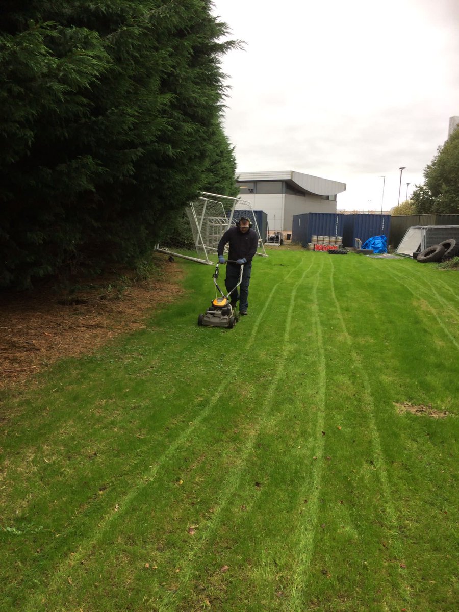 These equidistant stripes (how does he do them?) lead to ⁦⁦<a href="/WiganWarriorsRL/">Wigan Warriors 🍒⚪️</a>⁩ ‘s training facility. Green Crew is helping ⁦<a href="/WiganWarriorsCF/">Wigan Warriors Community Foundation 🍒⚪️</a>⁩ establish a garden here.