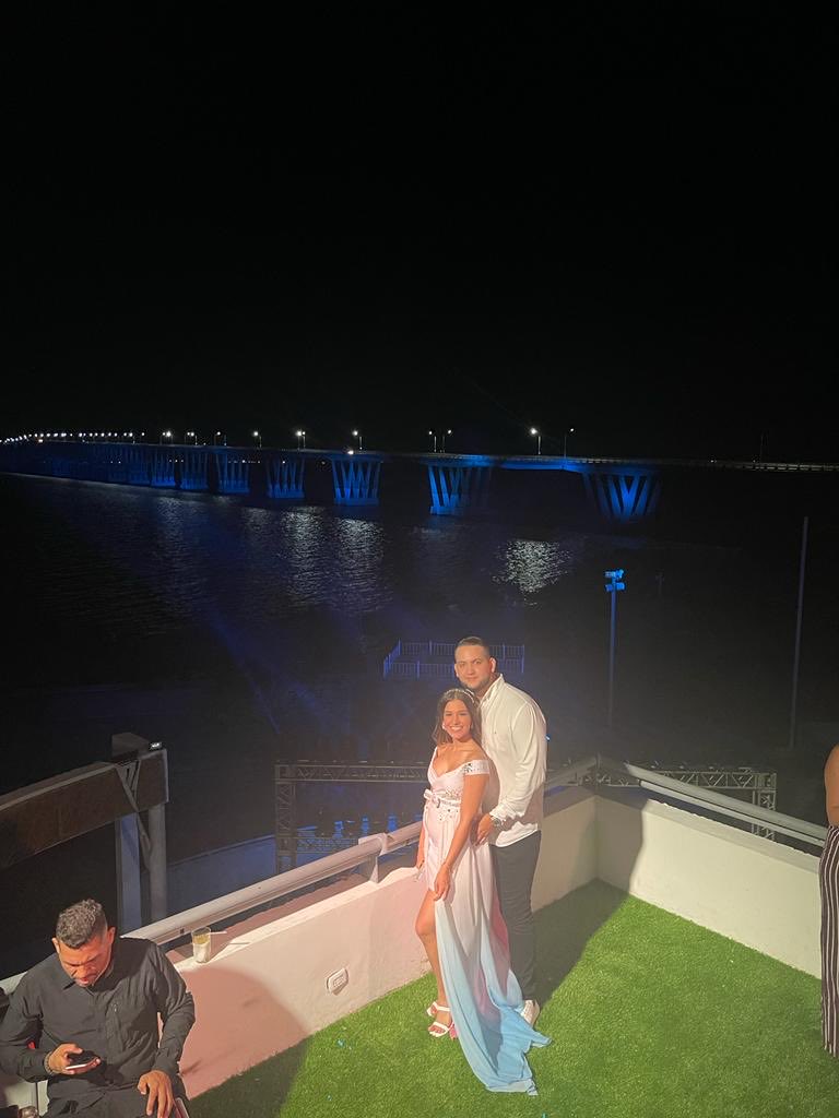 perpetuok's tweet photo. Esta es la hija de OMAR PRIETO, y su esposo confirmaron q el bebé qesperan es varón, para festejarlo el gobernador  y futuro abuelo mando a encender con luces azules todo el puente sobre el Lago de Maracaibo a pesar de que en la ciudad no había luz desde hacía varias horas. 😡 https://t.co/rCmSy4Z40g