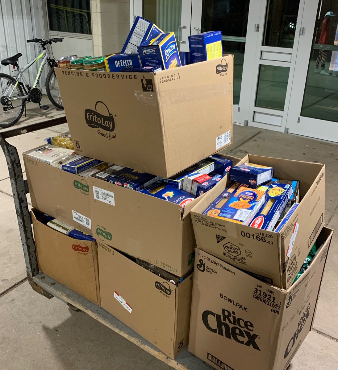 ConardCHS's tweet image. Thank you to all the students who brought pasta and pasta sauce to the football game on Friday night.  The donations were dropped off to the WH Food Pantry today.  Looks like we had a win on and off the field!
#chs #whps #whfoodpantry