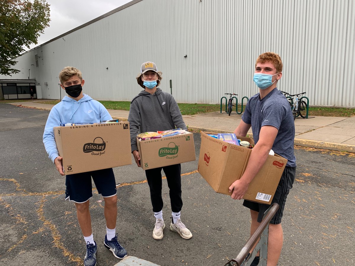 ConardCHS's tweet image. Thank you to all the students who brought pasta and pasta sauce to the football game on Friday night.  The donations were dropped off to the WH Food Pantry today.  Looks like we had a win on and off the field!
#chs #whps #whfoodpantry