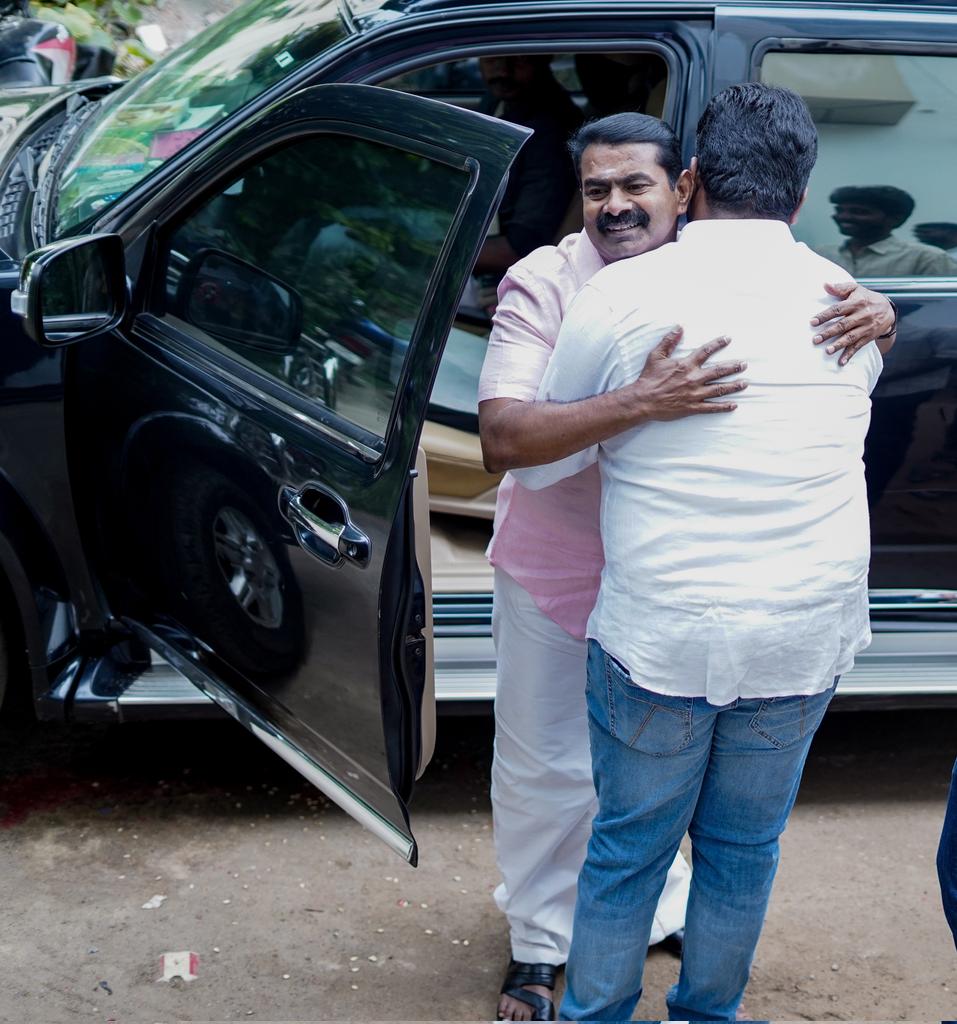 iamradioguru's tweet photo. அண்ணனின் அன்பிற்கும் உண்டோ அடைக்குந்தாழ்! இன்று அண்ணனை ஆரத்தழுவி வரவேற்ற தருணம் #பேசுதமிழாபேசு அலுவலக திறப்பு விழாவில்! #சீமான் #நாம்தமிழர் https://t.co/pfZmnwxNxS