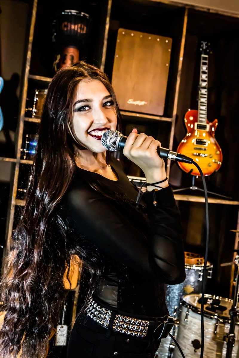 ChromaCastMusic's tweet photo. ChromaCast Artist MeloDia from @LILIACBAND uses our Microphone Cables. She can honestly make anything sound great, and our cables are able to give her peace of mind on stage and in the studio. https://t.co/GkUgJ65U6g

#ChromaCast #Liliac #Microphone #Vocals #Vocalist #Singer https://t.co/ZhRb66GdVw