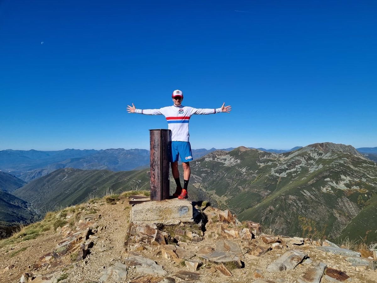 Delapuentejor's tweet photo. Muy bonito 😍 pero el monte para las cabras 🐐 😂😂😂
Casi dejo los tobillos y una rodilla, porque la dignidad quedó a 2.117 m, y no vuelvo a buscarla. Allí quedó. Así se la coma el oso 🐻 😂😂😂
#catoute
#bierzo
#montaña
#amigos
#naturaleza https://t.co/j8YTAYFamv