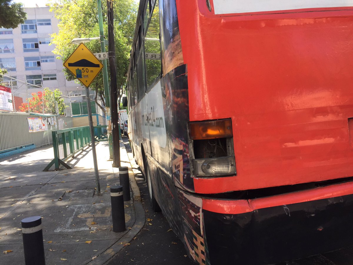 AmericasUnidas_'s tweet photo. @OHarfuch @OVIALCDMX @LaSEMOVI @UCS_GCDMX @SSC_CDMX por favor liberar paso peatonal frente a primaria Jonás E Salk bloqueado por camión sin placas en romero esq 5 de febrero col @AmericasUnidas_ @BJAlcaldia @PoderAG_BJ @STaboadaMx https://t.co/v94Q3Rk6Uj