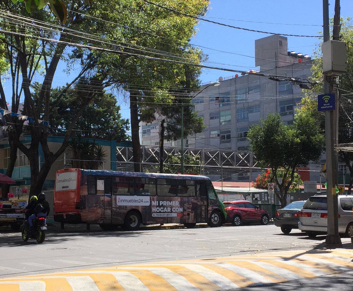 AmericasUnidas_'s tweet photo. @OHarfuch @OVIALCDMX @LaSEMOVI @UCS_GCDMX @SSC_CDMX por favor liberar paso peatonal frente a primaria Jonás E Salk bloqueado por camión sin placas en romero esq 5 de febrero col @AmericasUnidas_ @BJAlcaldia @PoderAG_BJ @STaboadaMx https://t.co/v94Q3Rk6Uj