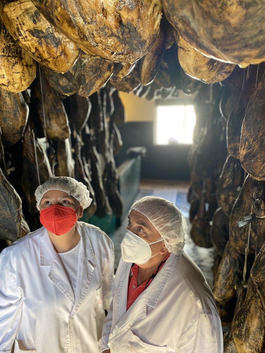 Soy_JamonLovers's tweet photo. Cómo he disfrutado con Enrique Castaño y visitando su templo jamonero. ¡Cuánta sabiduría y pasión! 🥰 @JamonesEnrique DOP Jabugo @destinorural @Jamon_Lovers https://t.co/PIEE8wmc9w