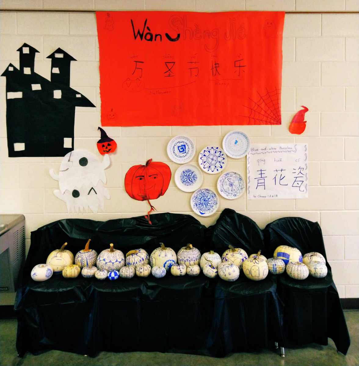 Bonny老师’s Chinese 1 classes are having some East meets West cultural combination fun! 青花瓷 the blue and white pottery that is so famously recognized as “china” merged with pumpkin decorating! @AISDWorldLang #万圣节快乐