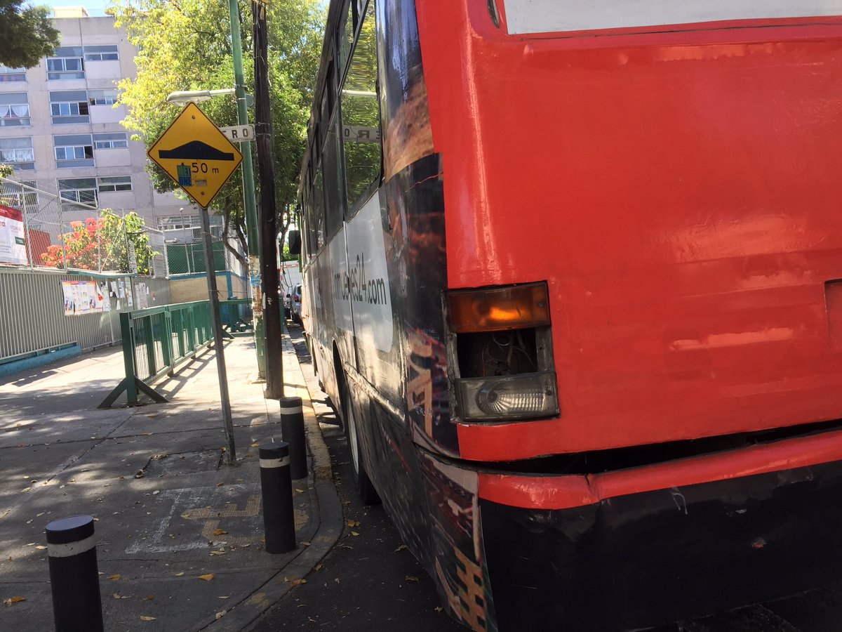 AmericasUnidas_'s tweet photo. @OHarfuch @OVIALCDMX @LaSEMOVI @UCS_GCDMX @SSC_CDMX por favor liberar paso peatonal frente a primaria Jonás E Salk bloqueado por camión sin placas en romero esq 5 de febrero col @AmericasUnidas_ @BJAlcaldia @PoderAG_BJ @STaboadaMx cuántas infracciones al reglamento de tránsito https://t.co/lbCDH5ilDf