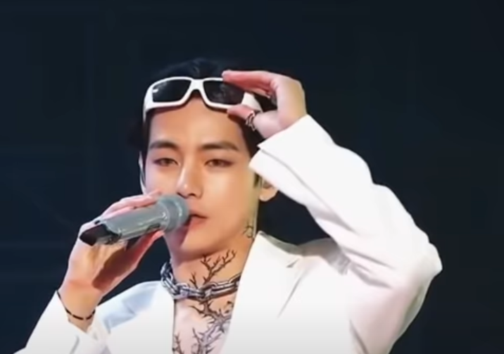 thatdumbstaaa_8's tweet photo. #KimTaehyung get well soon our lovely alien 🥺💖
we (ARMYs) and bts love you so much 😭😭💜

(no but like it breaks my heart to see him so sad. it looks like he cried cuz his eyes are puffy please save me rn)

[photos are only screenshotted from a vid. source credit to the owner] https://t.co/Z8wTV2jYA2