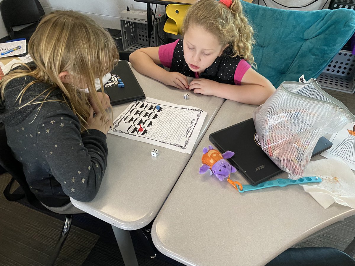 Reed_Reads009's tweet photo. Fall festivities in 4th grade. #friendsinfourth #wcsflight @MrsWachholder @hanuhen https://t.co/zqKIHGloNL