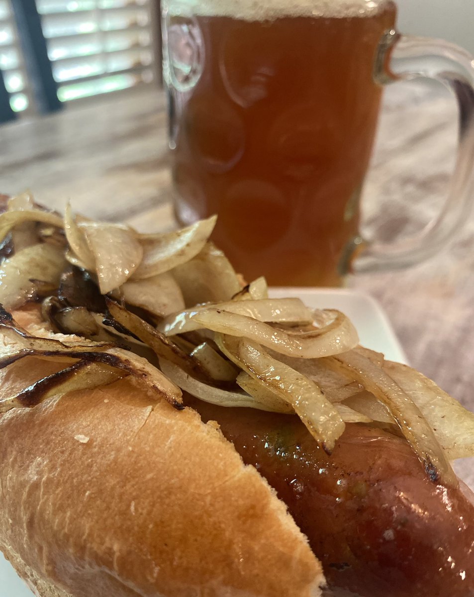 BFBratwurst's tweet photo. Itโs #NationalAmericanBeerDay and what goes better with Beer.. than a Brat?? #BlackForestBratwurst #Bratwurst #BestWurst #its5oclocksomewhere #BFBratwurst #Beer #Bier #Prost #Cheers #American #AmericanBeer #Brew #Brewery #Wurst #WurstWednesday https://t.co/46i0cplTVd