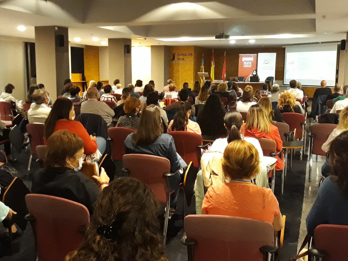 SedeEldaUA's tweet photo. La charla Botánica oculta, plantas mágicas y brujería con María Ángeles Alonso ha suscitado mucho interés.  La estamos disfrutando mucho. https://t.co/BBo6BcXeOH