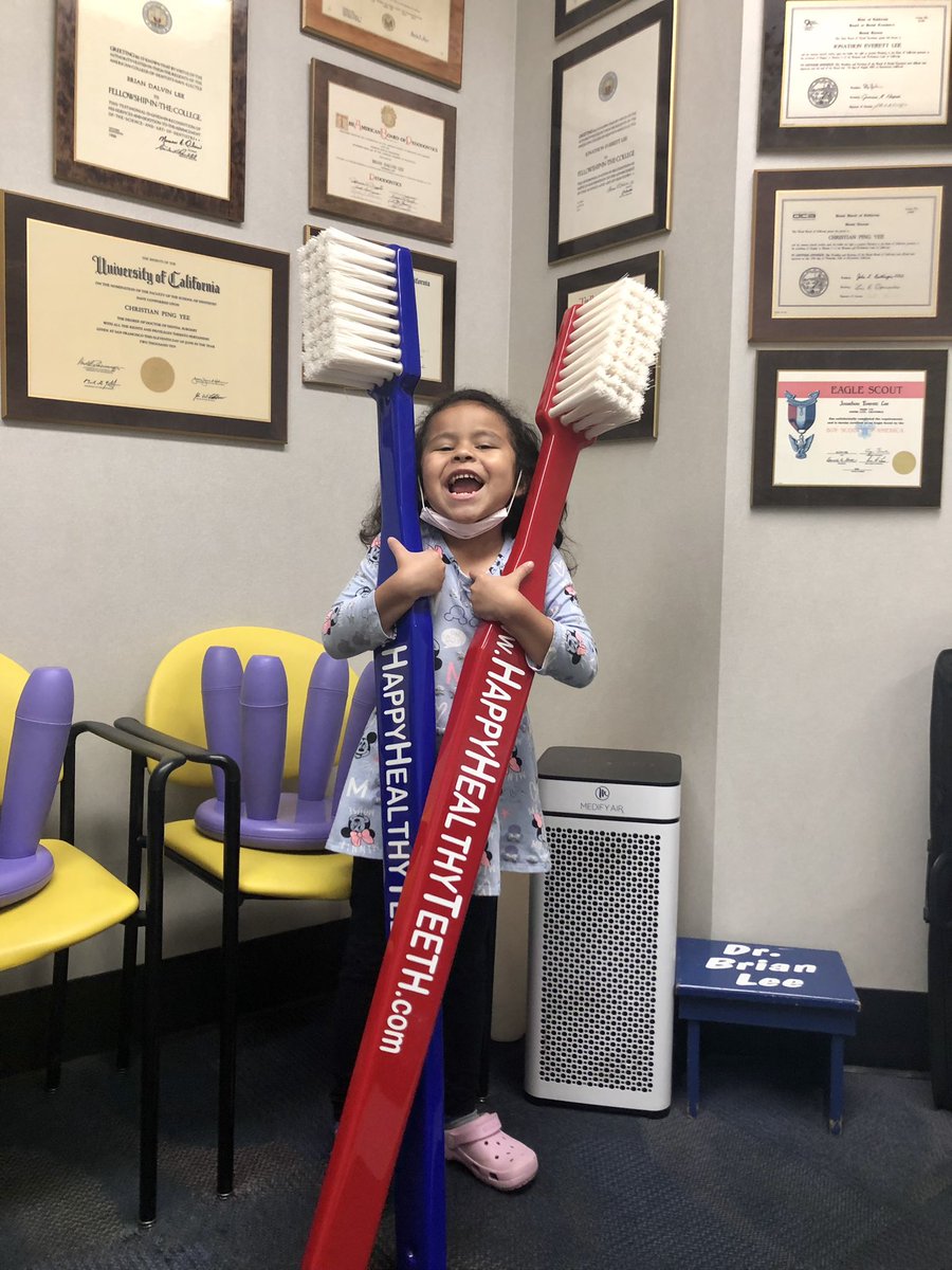 HppyHlthyTweets's tweet photo. Smiling and being silly after an emergency appointment! We love making sure our patients leave happy and healthy 💚💚💚 https://t.co/Te1ZhNDOMc