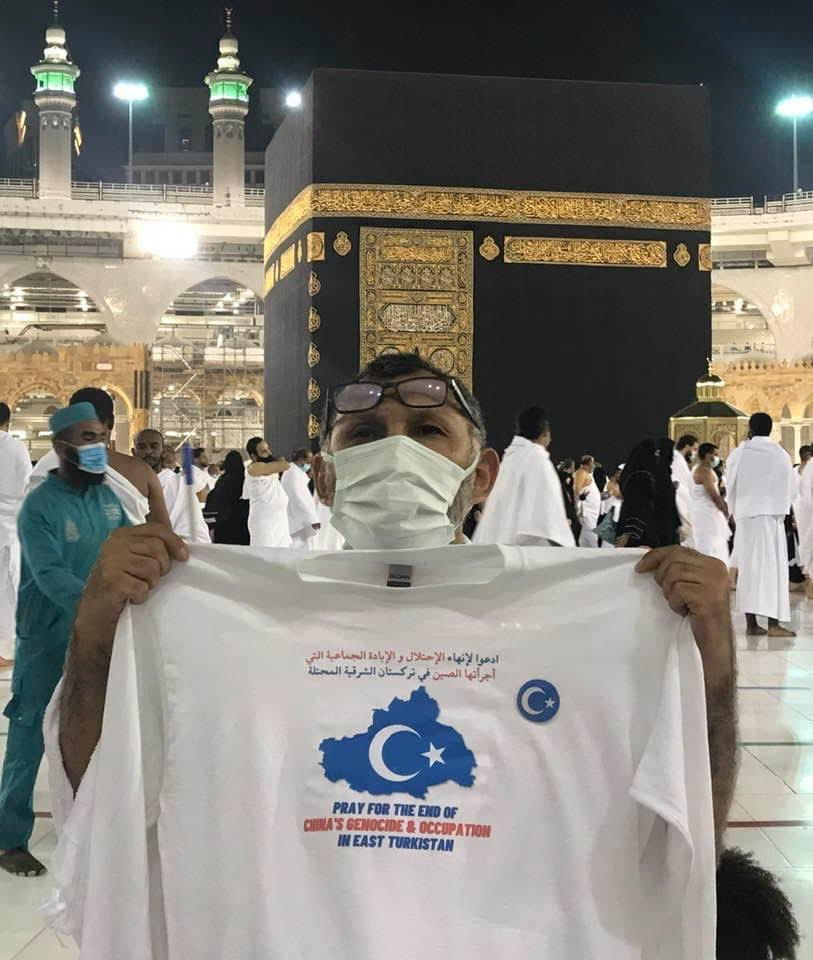 SalihHudayar's tweet photo. Saudi police detained my father Setiwaldi Abdukadir, an American citizen, in Mecca for simply wearing this t-shirt which urges people to pray for an end to China’s genocide and occupation in East Turkistan. I ask @USAinKSA to urgently secure his release. https://t.co/2PeosHMnIa