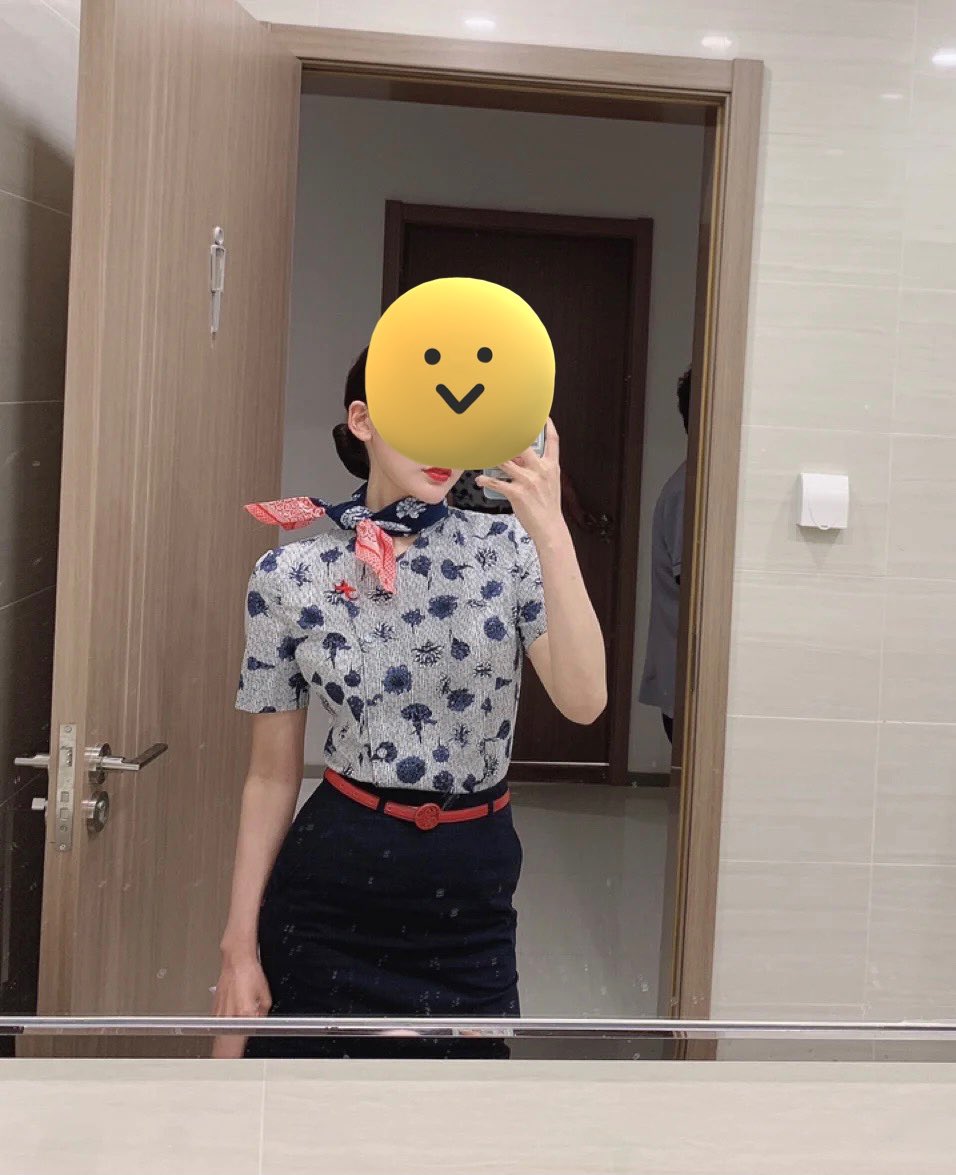 cangle666666's tweet photo. 人生如逆旅，我亦是行人。
#空姐 #制服丝袜 #制服诱惑 #东航空姐 https://t.co/yVLBqRVgAc