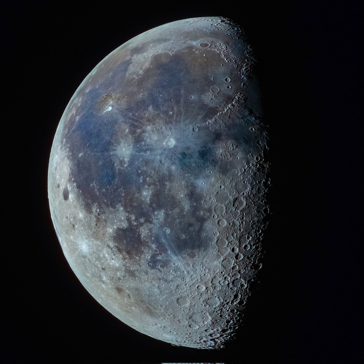 jaythegrumpy's tweet photo. This mornings mineral moon. https://t.co/7lyWu7fEXL
