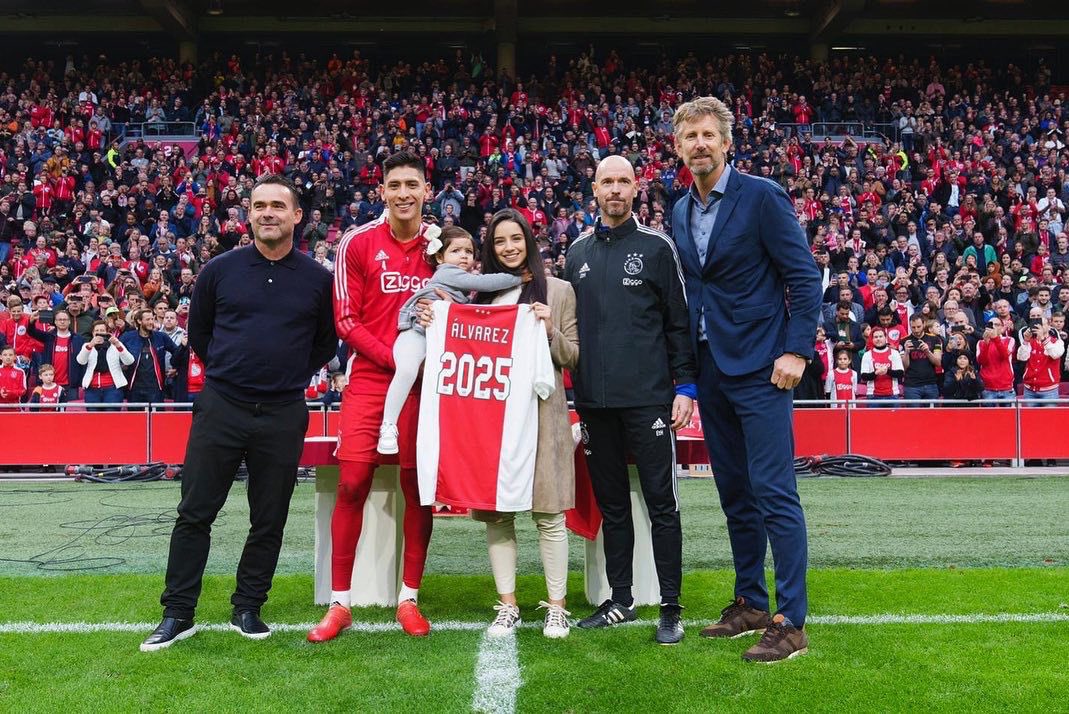 EdsonAlvarez19's tweet photo. Un momento que quedará marcado para siempre en mi corazón.❤️ Gracias a toda la gente, a mis compañeros y a la directiva por hacerme sentir como en casa.❌❌❌ 2025.🦁 #MásMachin https://t.co/rgqA8kzyDl