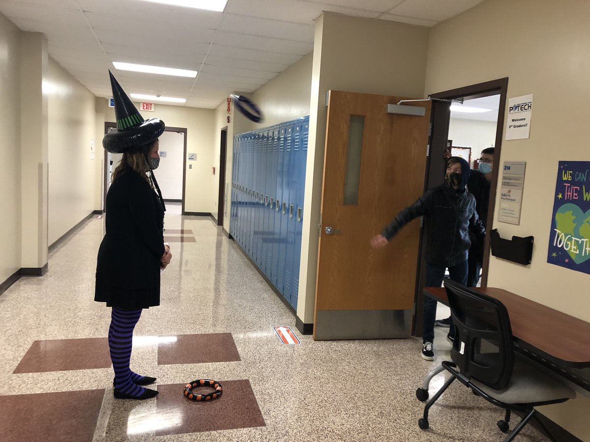 BtNewVisionsSS's tweet photo. Witch and Wizard Day, or Ring Toss Day? Or both? @SoTierPTECH spirit week Wednesday was weird https://t.co/vHO0jBGFFE