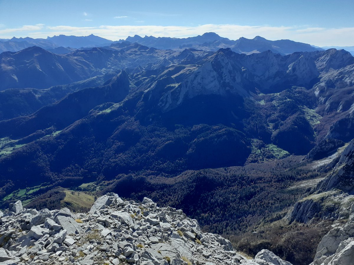lorenzopirineo's tweet photo. Increíble el valle de Lescún en el país vecino 🇨🇵, como cada año, su correspondiente visita otoñal! Ascendiendo a la Grand Billare! Que vistas! #Pirineo #Pyrenees https://t.co/MsRHotC2Lm