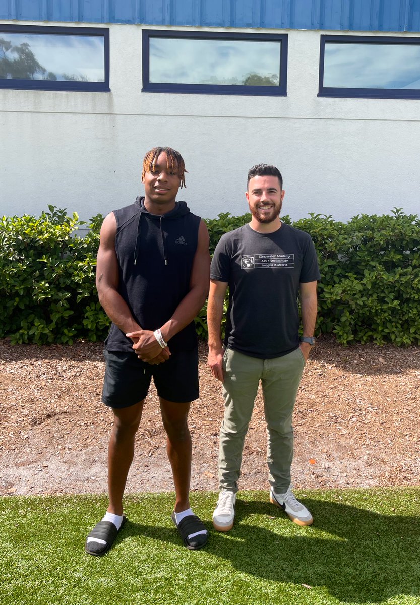 🚨Senior Spotlight
👉🏼 2022 RB Merton Theagene
📐5-11 185
📚 3.1 GPA 1050 SAT
🏃‍♂️745 yards Rushing 9 TD’s (7 games)
📽 hudl.com/v/2Fwt9W