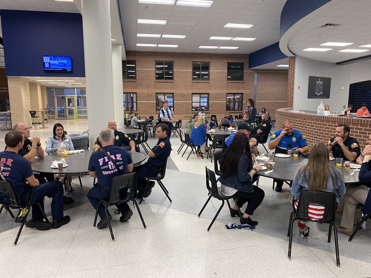 mattie_mackey's tweet photo. More FMHS Back the Blue! @FlowerMoundHS @FMHS_SRO https://t.co/ge0bGAzzdV