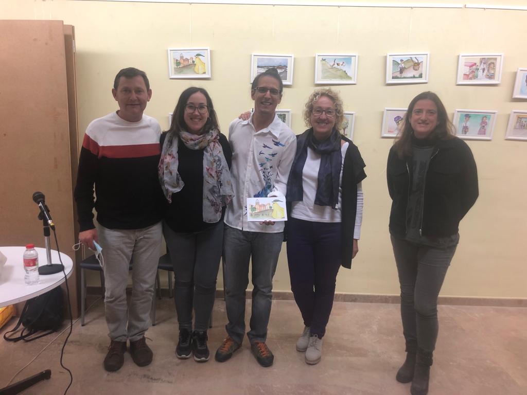 MPIlarCases's tweet photo. Presentem el conte Poma de mel dins dels actes de la Fira del Codony de Tremp. El text és del @BlaiCastell i les il·lustracions de la @GemmaRomeroAran . Un excel·lent treball de tots dos
@AtgPallars @AjTremp
#firadelcodony #tremp #pallars #altpirineuiaran https://t.co/j4f4InXxIF