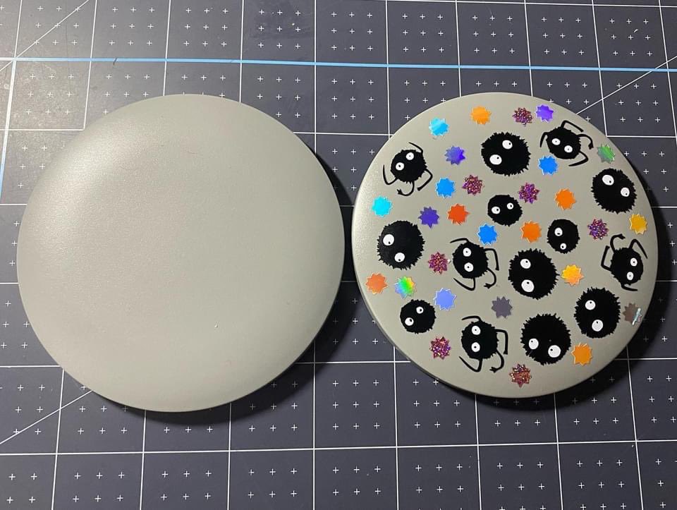 MariLizShop's tweet photo. Now in stock wireless chargers!! 😁 We have a few different colors!! Get them with a design of your choice (or blank)!! Message us for more details!!

#Wireless #Phone #iPhone #Android #WirelessCharger #Soot #SootSprites #Ghibli #StudioGhibli #SupportLocal #SupportSmall #Follow https://t.co/qr1mGNYpHY