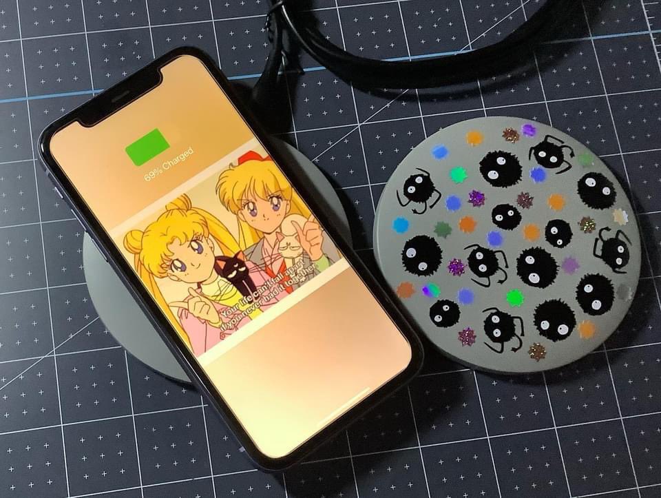 MariLizShop's tweet photo. Now in stock wireless chargers!! 😁 We have a few different colors!! Get them with a design of your choice (or blank)!! Message us for more details!!

#Wireless #Phone #iPhone #Android #WirelessCharger #Soot #SootSprites #Ghibli #StudioGhibli #SupportLocal #SupportSmall #Follow https://t.co/qr1mGNYpHY