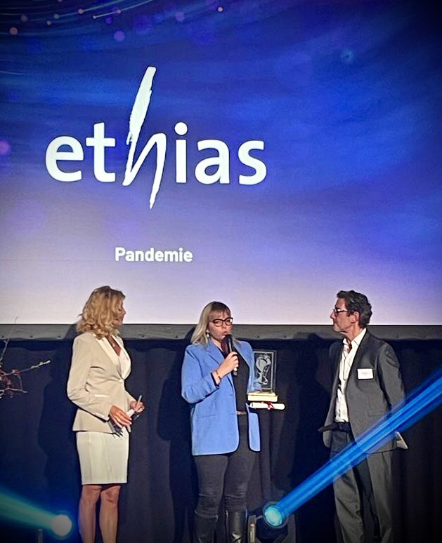 EthiasFR's tweet photo. 🏆Trophée #DECAVI de l’assurance Vie : #Ethias récompensée par le trophée Engagement Sociétal - Pandémie. L’#Humain est le moteur de nos actions & savoir répondre présent en toutes circonstances est essentiel. Merci aux collègues pour leur travail incroyable.🧡#Engagement #RSE https://t.co/z7EO89gJeb