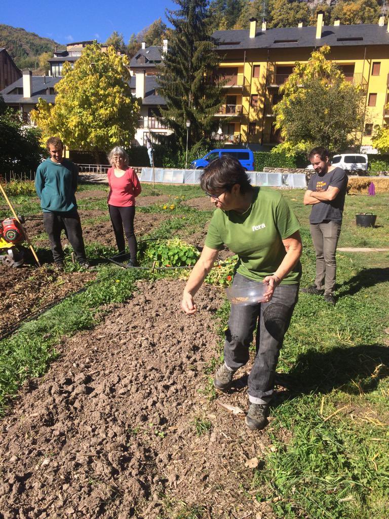 eapallars's tweet photo. Com #adobem l’#hort i regenerem el #sòl?🌱Ho vam veure fa uns dies al #curs d’#hortaecològica, que organitzem amb #Senterada Municipi Viu i Sostenible. La Neus Vinyals de l’@associaciolera ens va ensenyar com elaborar #compost, #adobs verds, #encoixinats i coberts. #EAPallars https://t.co/vMLvc7ws42