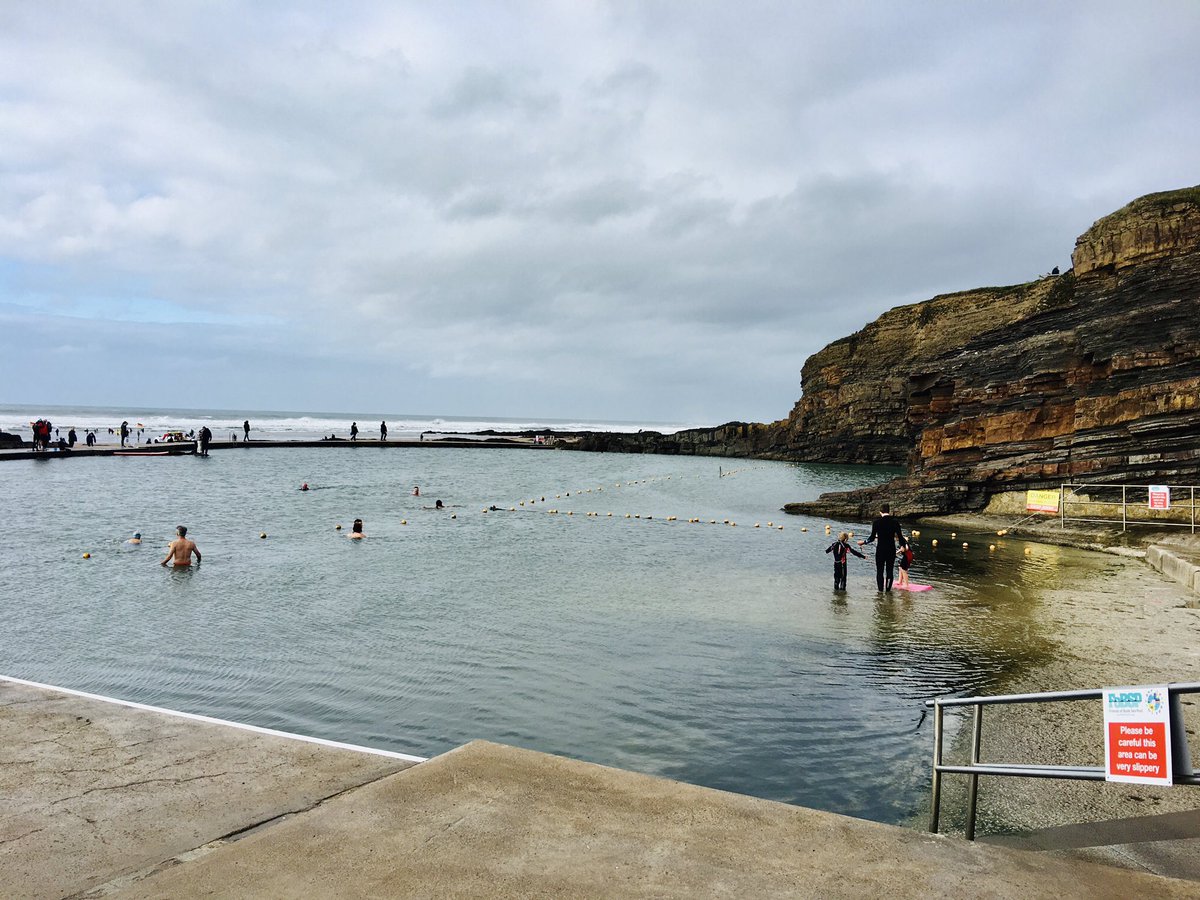 bryce_isobel's tweet photo. Lovely to meet up with @immybryce for lunch today in βbootiful budeβ π The sun made an appearance. Plenty of happy βhalf-termersβ enjoying the glorious stretch of sand & sea at #Summerleaze & #Crooklets #Bude #Cornwall Intrigued to see the 1930s rock pool still being well used! https://t.co/YZSkpEA1BH