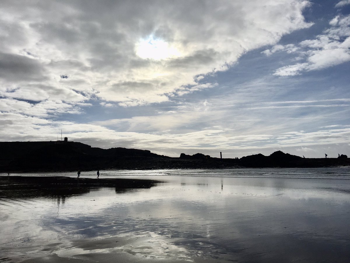 bryce_isobel's tweet photo. Lovely to meet up with @immybryce for lunch today in βbootiful budeβ π The sun made an appearance. Plenty of happy βhalf-termersβ enjoying the glorious stretch of sand & sea at #Summerleaze & #Crooklets #Bude #Cornwall Intrigued to see the 1930s rock pool still being well used! https://t.co/YZSkpEA1BH