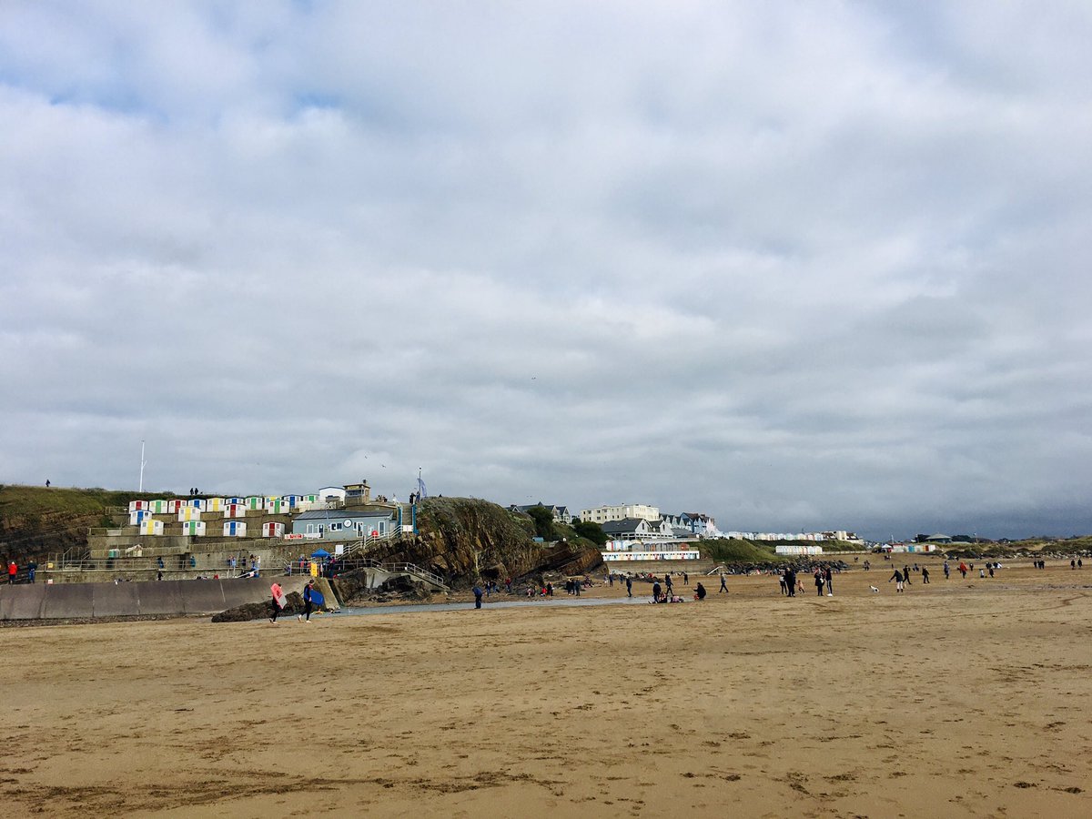 bryce_isobel's tweet photo. Lovely to meet up with @immybryce for lunch today in βbootiful budeβ π The sun made an appearance. Plenty of happy βhalf-termersβ enjoying the glorious stretch of sand & sea at #Summerleaze & #Crooklets #Bude #Cornwall Intrigued to see the 1930s rock pool still being well used! https://t.co/YZSkpEA1BH